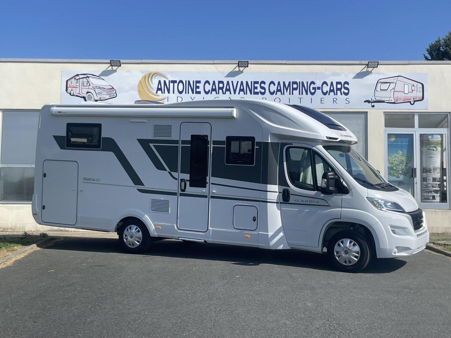 Antoine Caravanes et Camping Car - Adria MATRIX PLUS 670 DL à 82 990 €