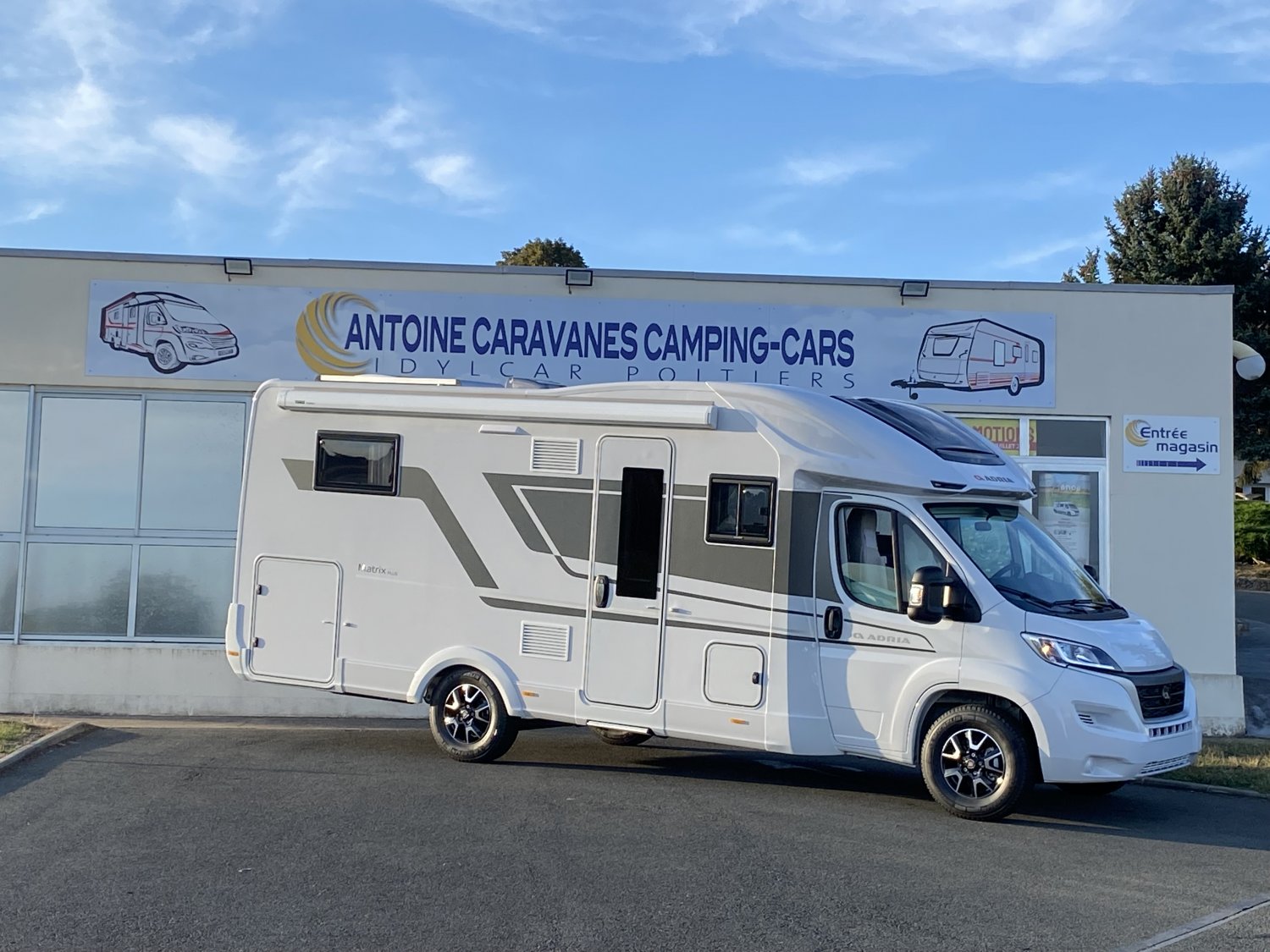 Antoine Caravanes et Camping Car - Adria Matrix Plus 670 DC à 85 552€