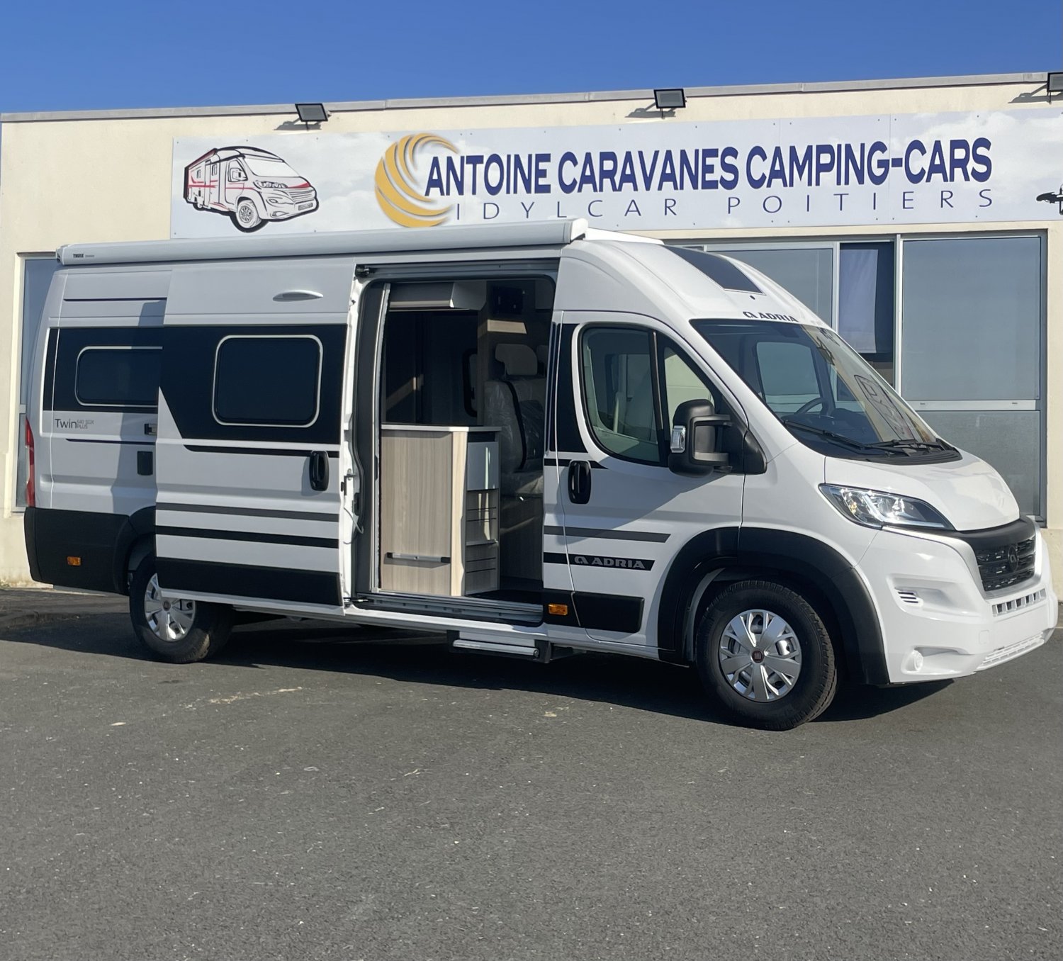 Antoine Caravanes et Camping Car - Adria TWIN PLUS 640SGX à 73 590 €