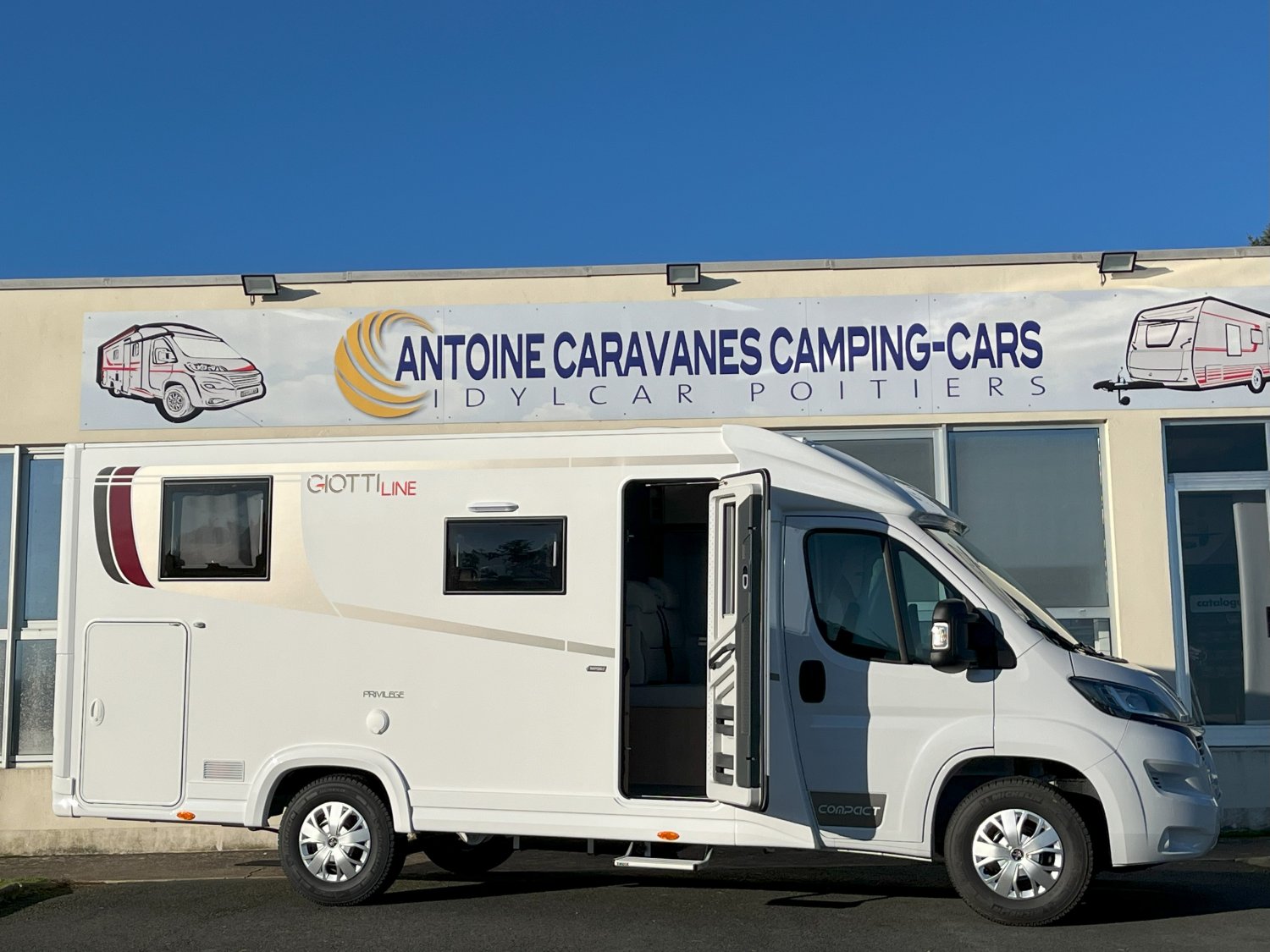 Antoine Caravanes et Camping Car - Giottiline Compact c66 à 64 650 €