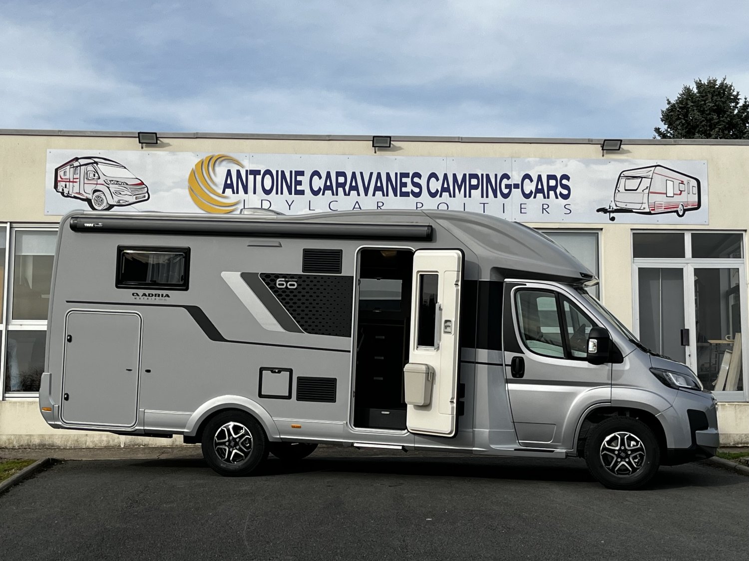 Antoine Caravanes et Camping Car - Adria MATRIX 650 DL 60th à 85 390€