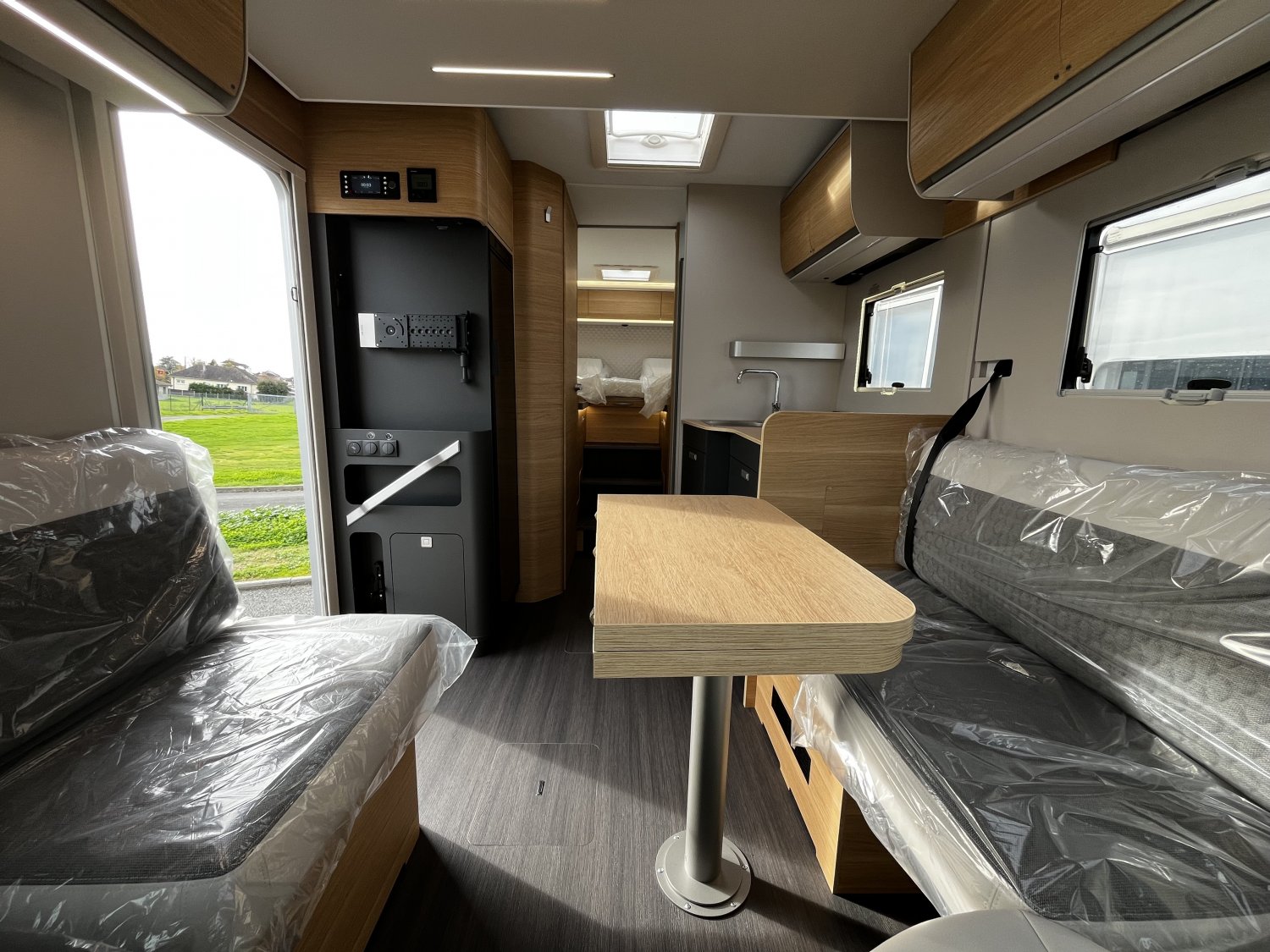 Antoine Caravanes et Camping Car MATRIX 650 DL 60th Adria