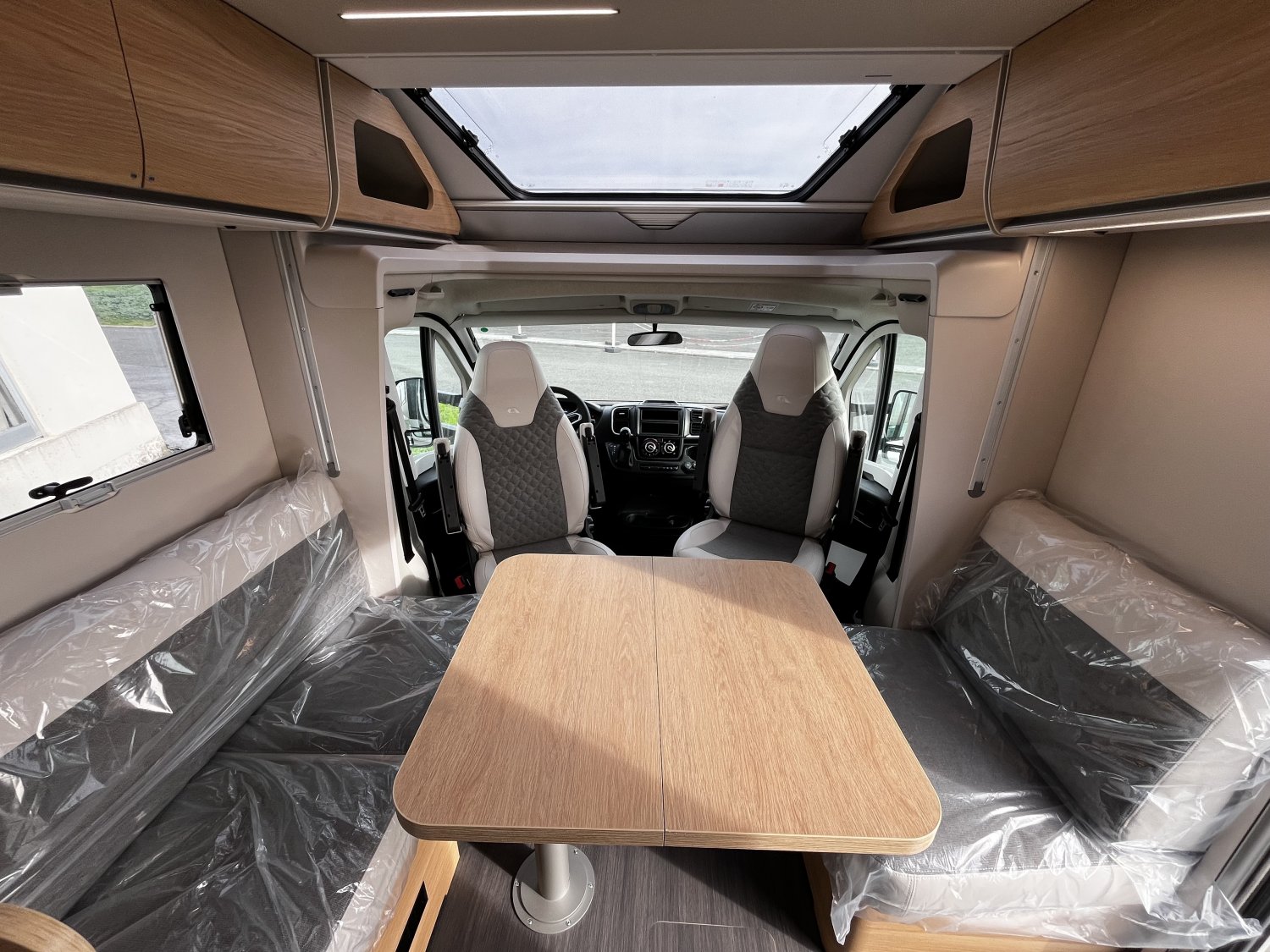 Antoine Caravanes et Camping Car MATRIX 650 DL 60th Adria