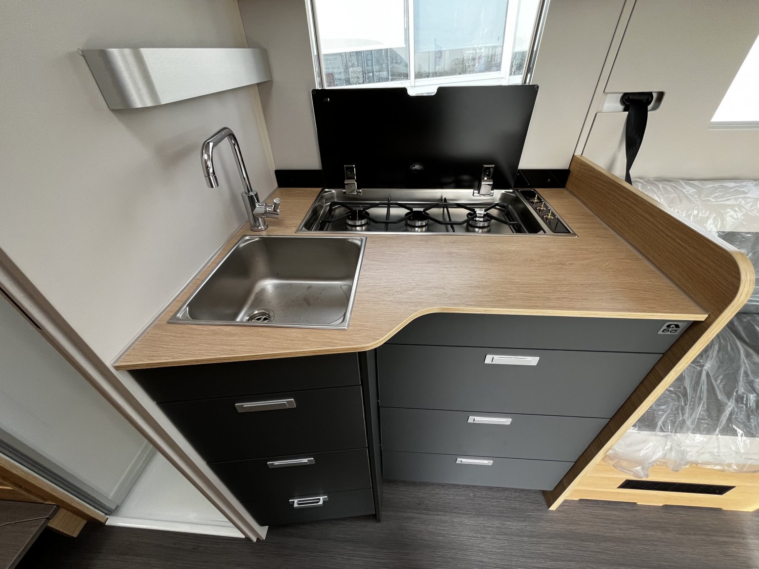 Antoine Caravanes et Camping Car MATRIX 650 DL 60th Adria