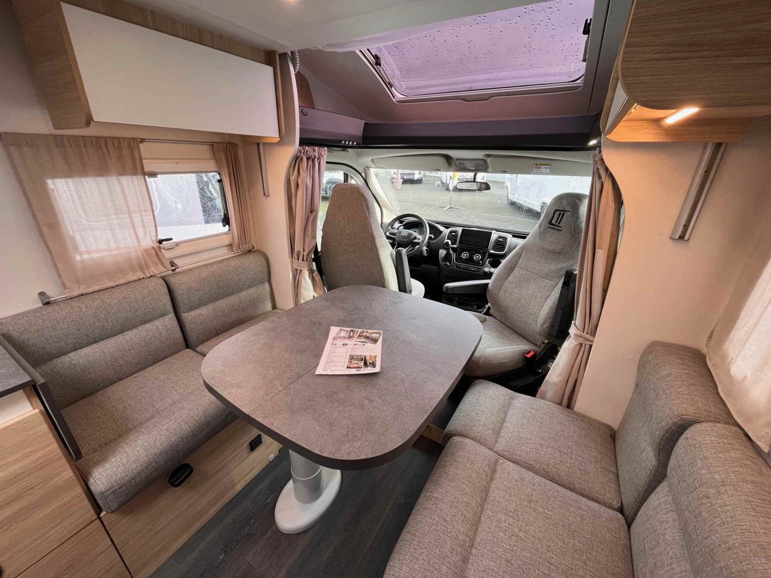 Antoine Caravanes et Camping Car CHALLENGER 318 ANNIVERSAIRE Challenger