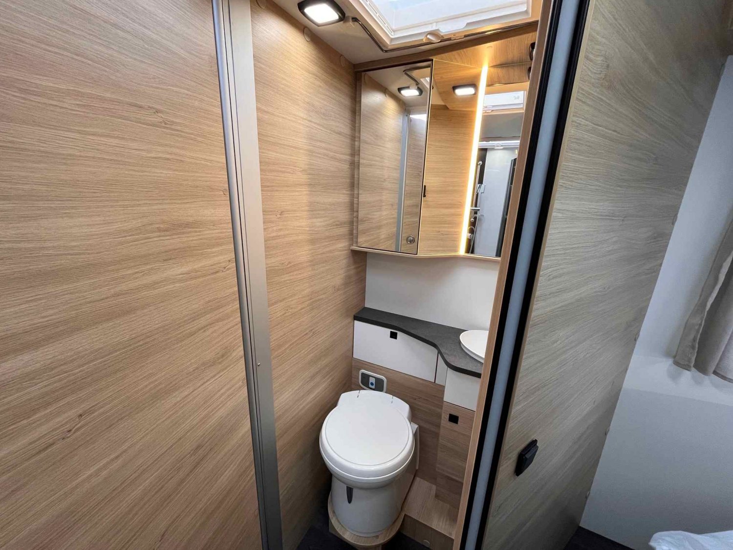 Antoine Caravanes et Camping Car CHALLENGER 318 ANNIVERSAIRE Challenger