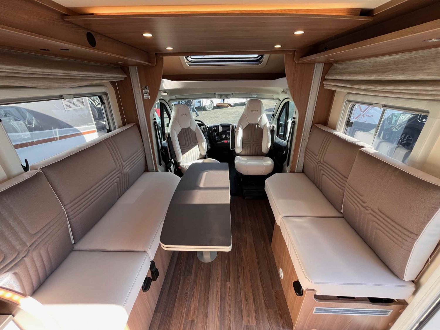 Antoine Caravanes et Camping Car LYSEO 684 G Burstner