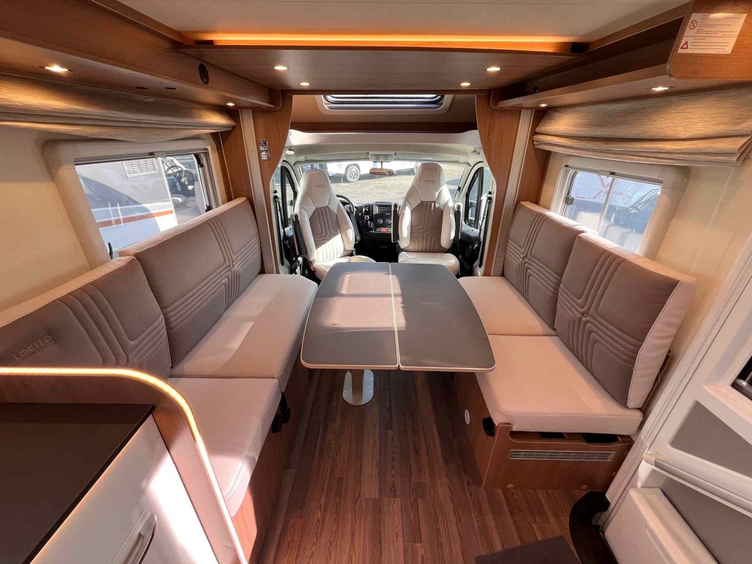 Antoine Caravanes et Camping Car LYSEO 684 G Burstner