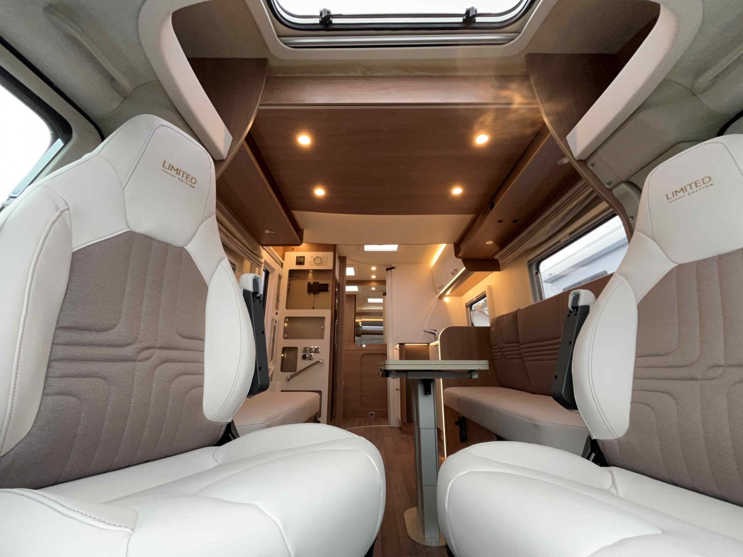 Antoine Caravanes et Camping Car LYSEO 684 G Burstner