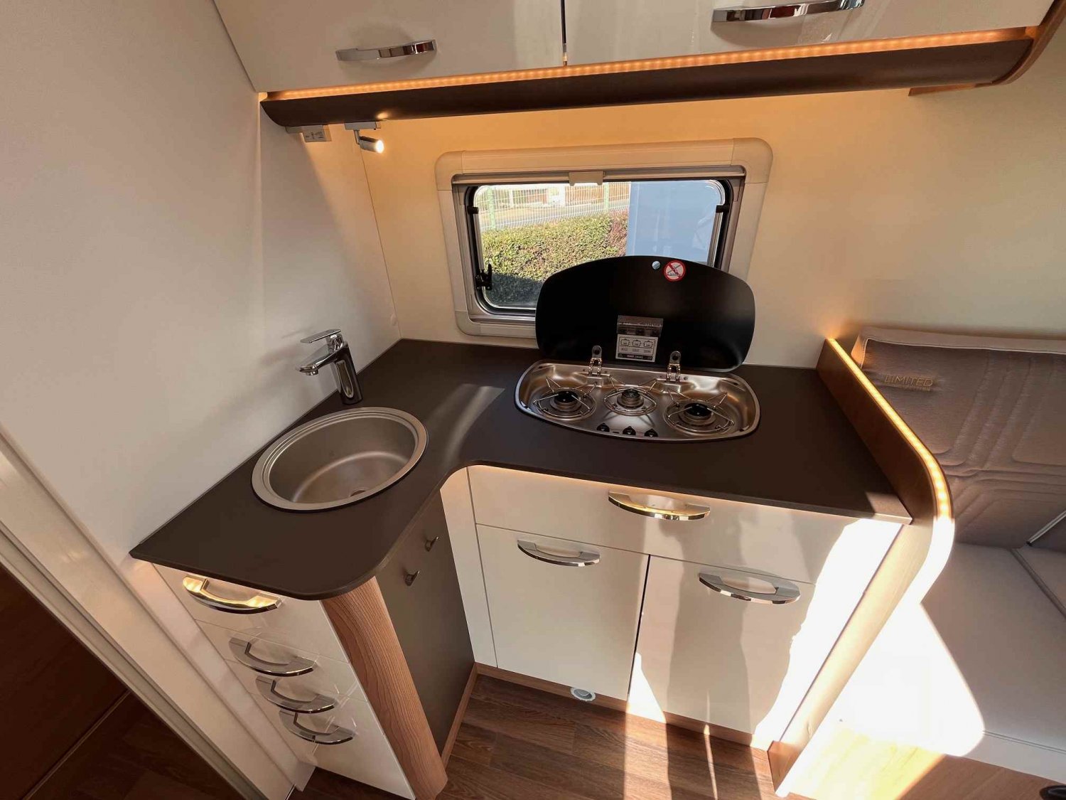 Antoine Caravanes et Camping Car LYSEO 684 G Burstner