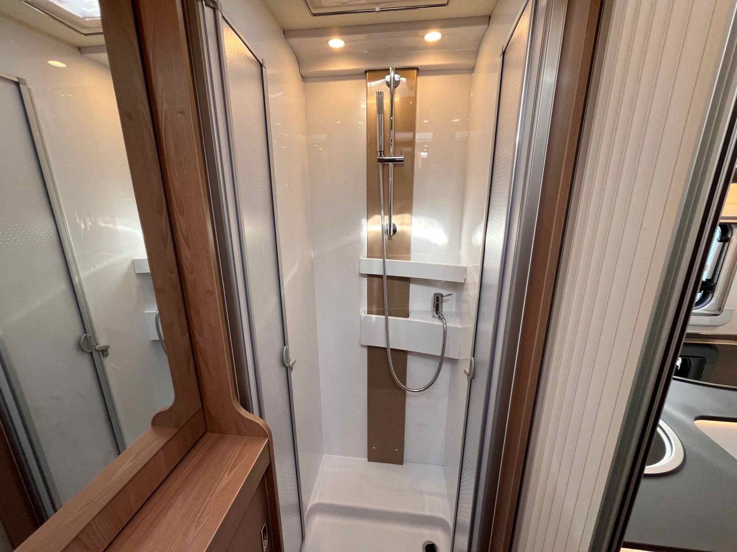 Antoine Caravanes et Camping Car LYSEO 684 G Burstner