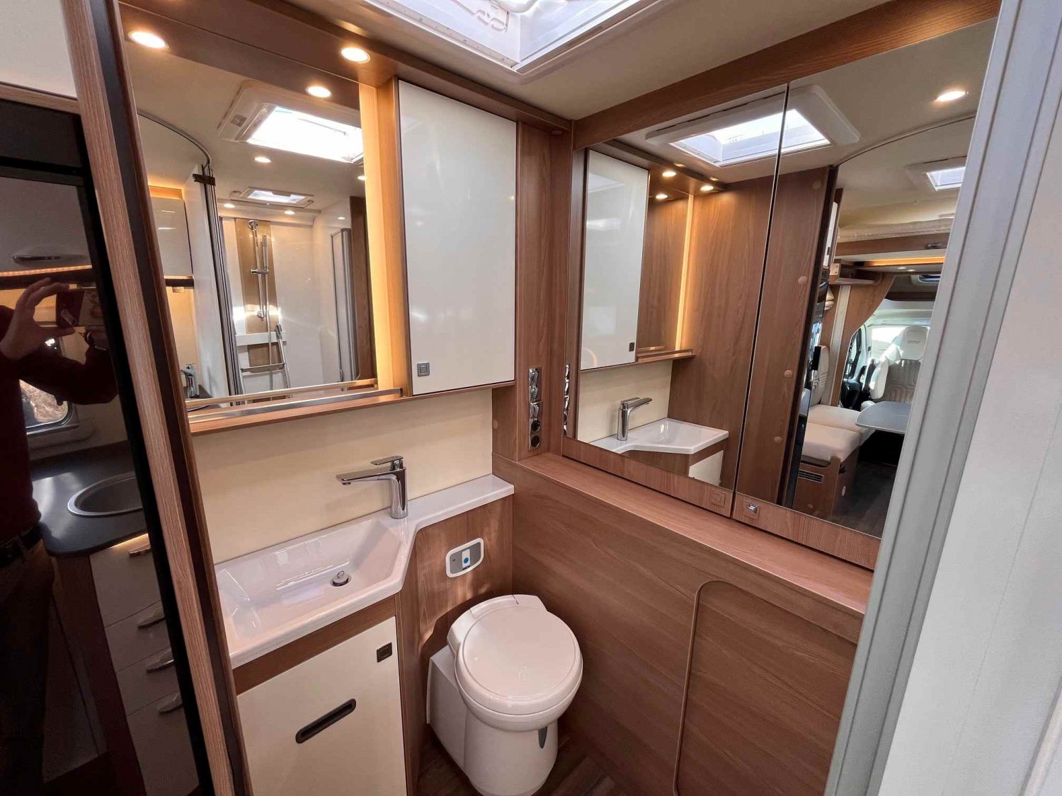 Antoine Caravanes et Camping Car LYSEO 684 G Burstner