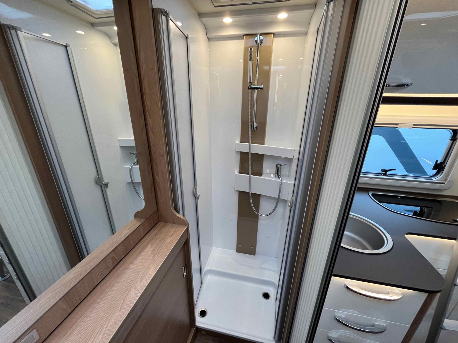 Antoine Caravanes et Camping Car LYSEO 684 G Burstner