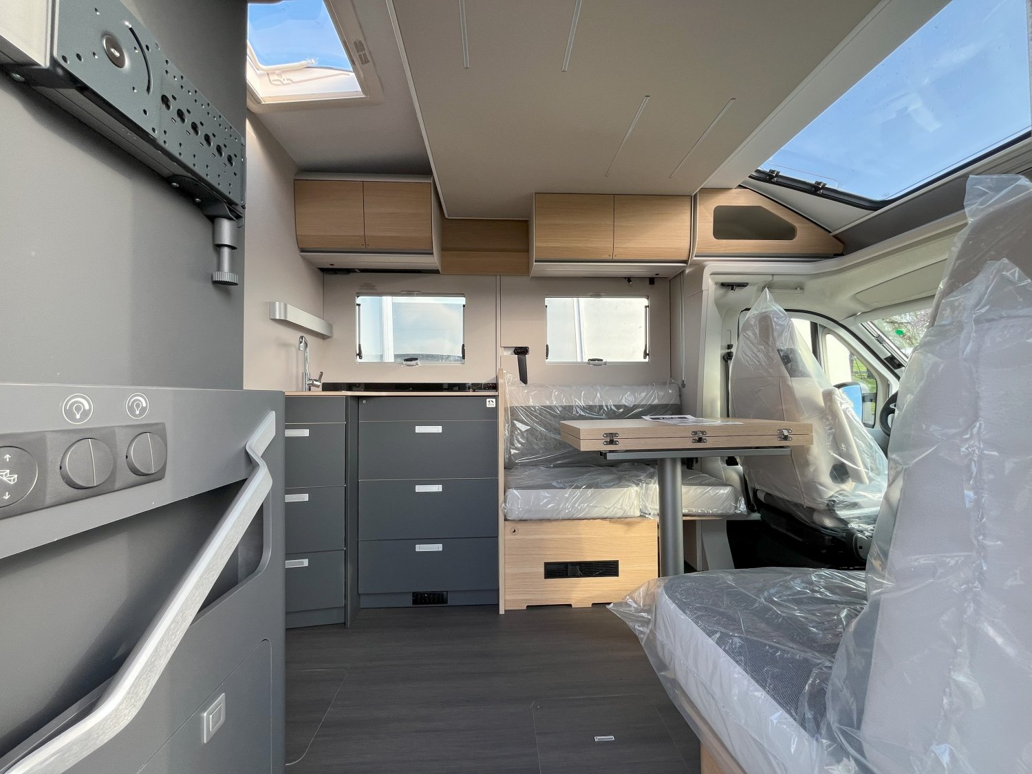 Antoine Caravanes et Camping Car MATRIX 650 DC 60th Adria