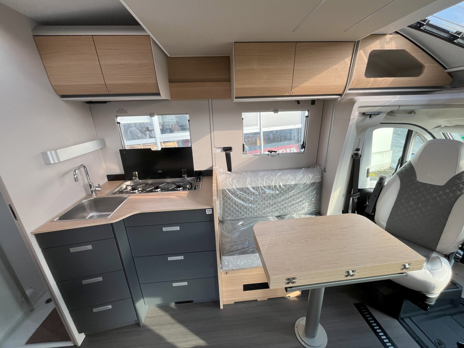 Antoine Caravanes et Camping Car MATRIX 650 DC 60th Adria