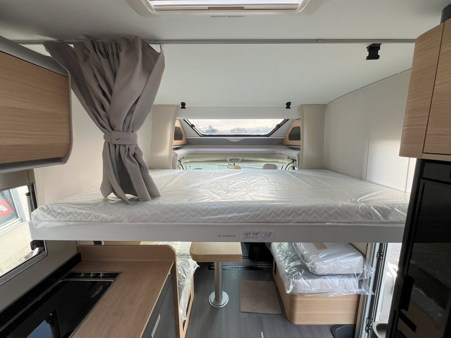 Antoine Caravanes et Camping Car MATRIX 650 DC 60th Adria