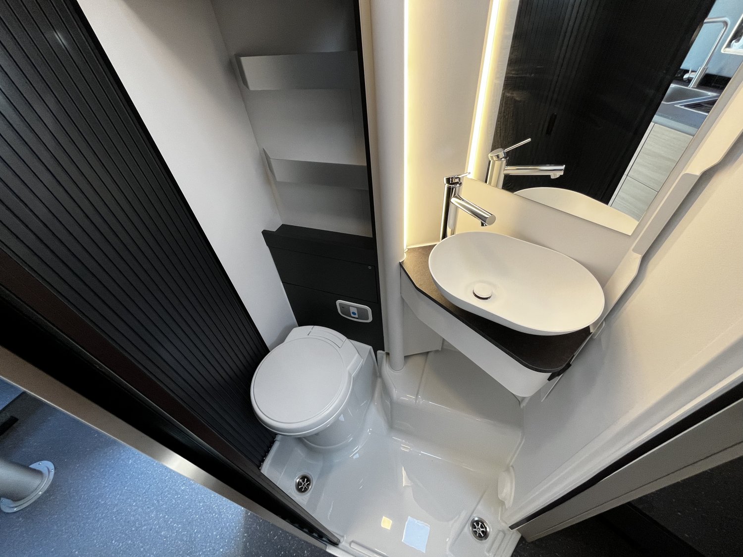 Antoine Caravanes et Camping Car COMPACT DC Adria