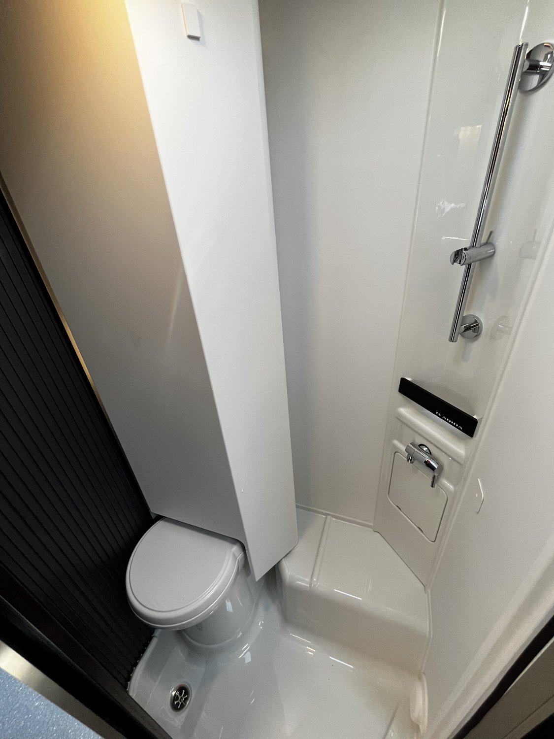 Antoine Caravanes et Camping Car COMPACT DC Adria