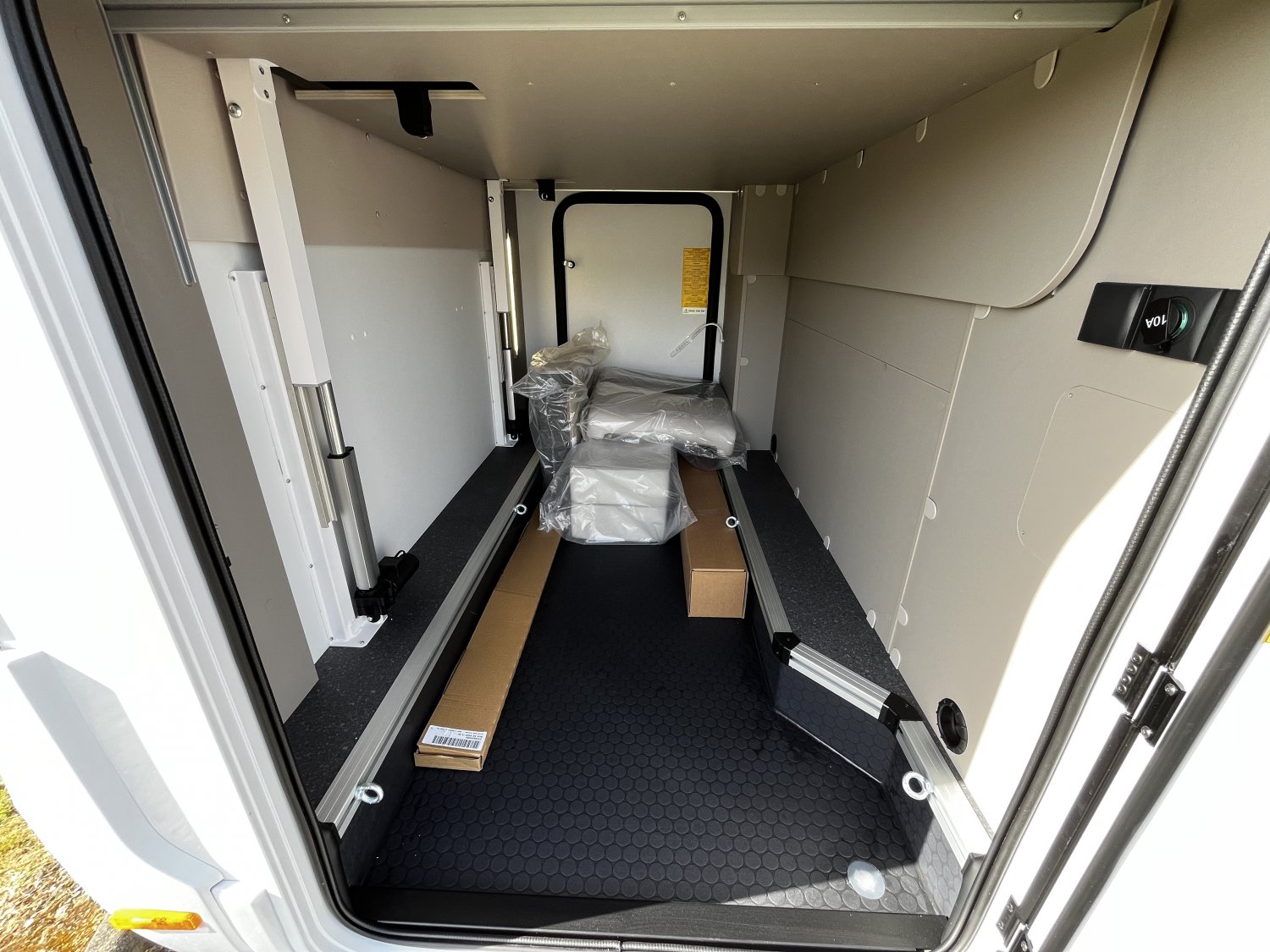 Antoine Caravanes et Camping Car COMPACT DC Adria