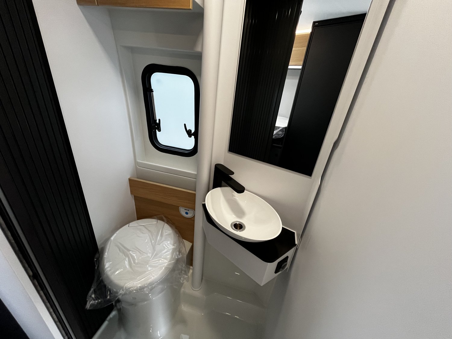 Antoine Caravanes et Camping Car TWIN EDITION 640 SLB Adria