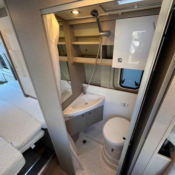 Antoine Caravanes et Camping Car DELFIN C 621 Burstner