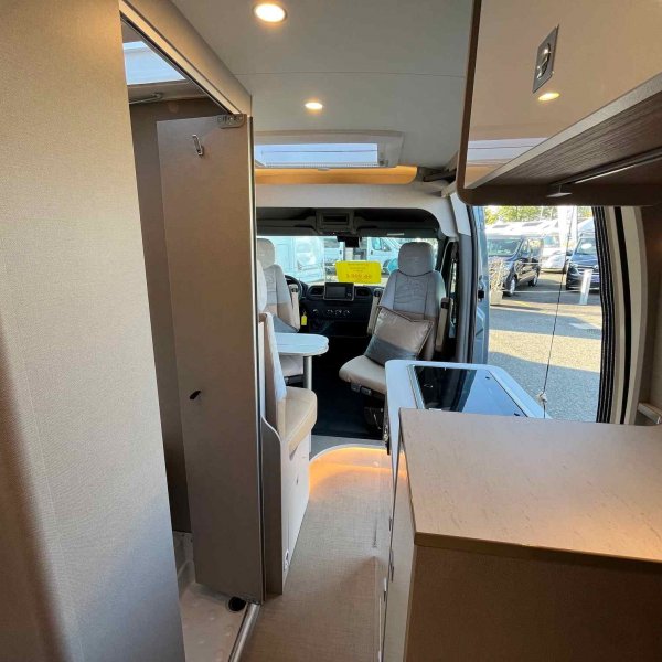 Antoine Caravanes et Camping Car DELFIN C 621 Burstner