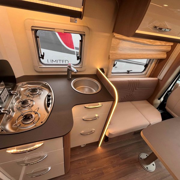 Antoine Caravanes et Camping Car LYSEO TD 732 Burstner