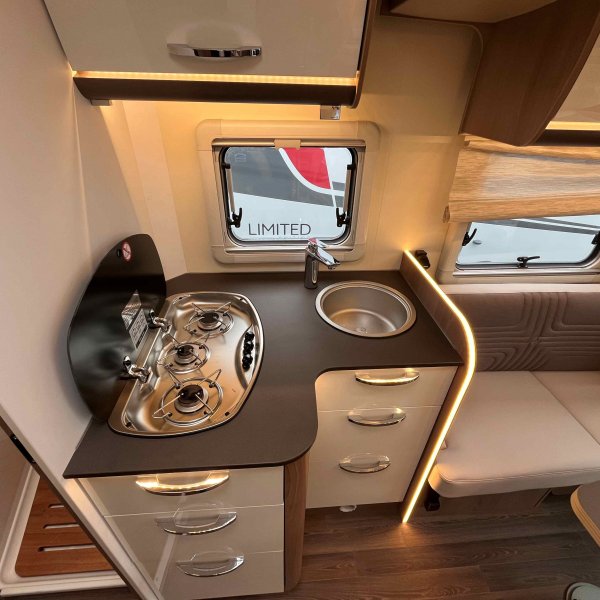 Antoine Caravanes et Camping Car LYSEO TD 732 Burstner