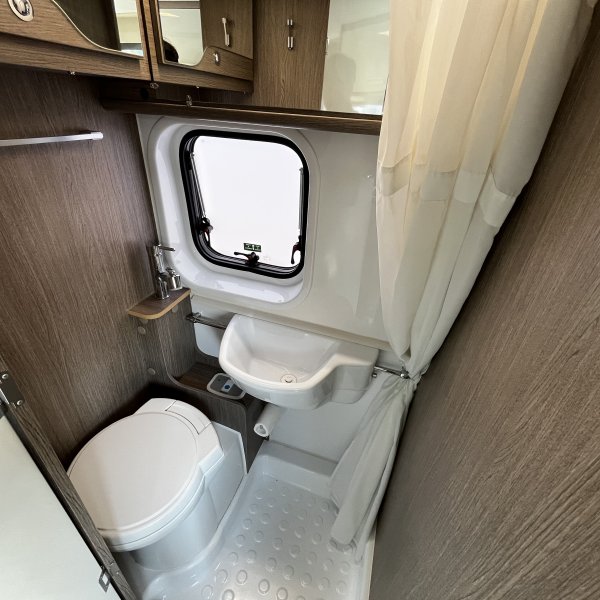 Antoine Caravanes et Camping Car Twist V 594 Chausson