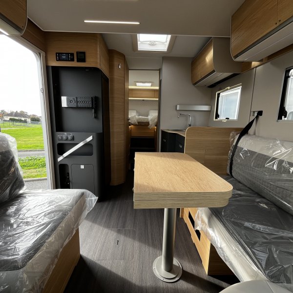 Antoine Caravanes et Camping Car MATRIX 650 DL 60th Adria