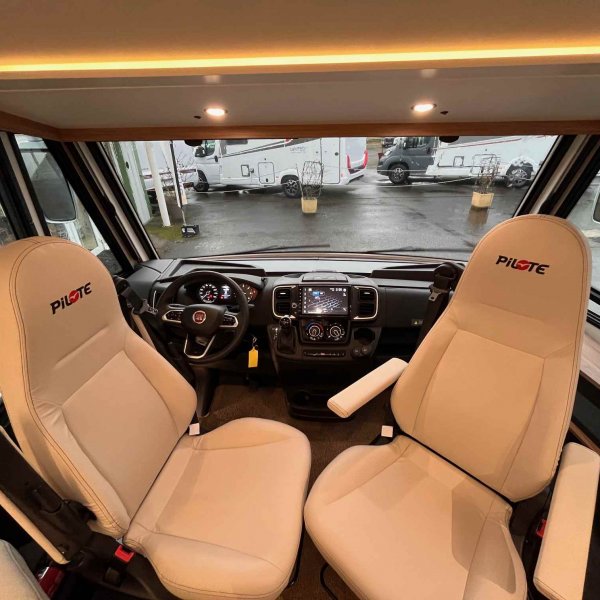 Antoine Caravanes et Camping Car PILOTE G 740 FC EVIDENCE Pilote