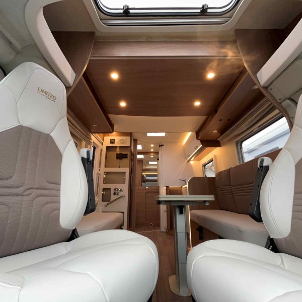 Antoine Caravanes et Camping Car LYSEO 684 G Burstner