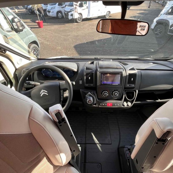 Antoine Caravanes et Camping Car LYSEO 684 G Burstner