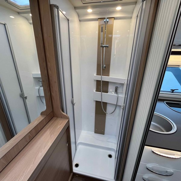 Antoine Caravanes et Camping Car LYSEO 684 G Burstner