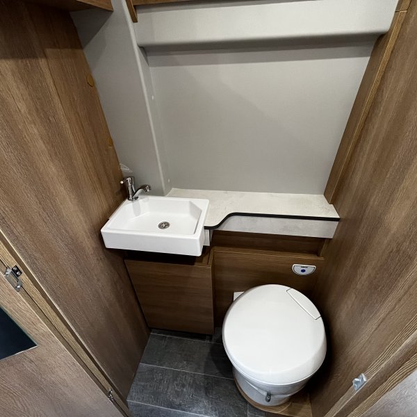 Antoine Caravanes et Camping Car 60 T Giottiline