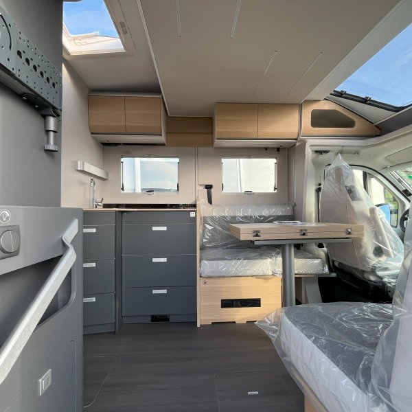 Antoine Caravanes et Camping Car MATRIX 650 DC 60th Adria